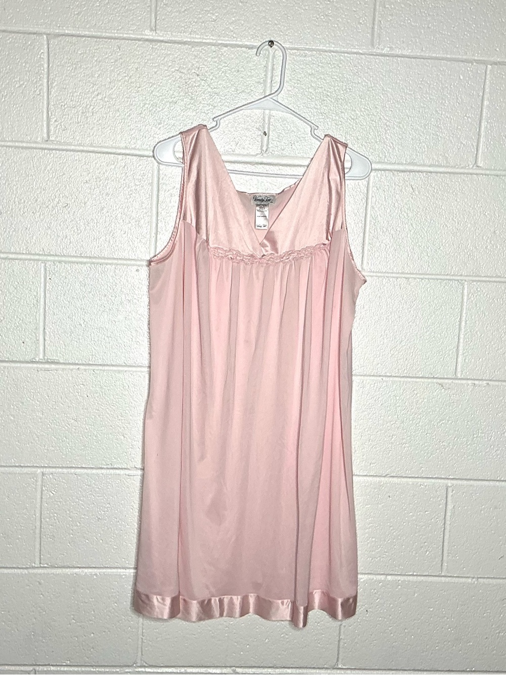 < Vintage Vanity Fair Baby Pink Nylon Nightgown Size XL >